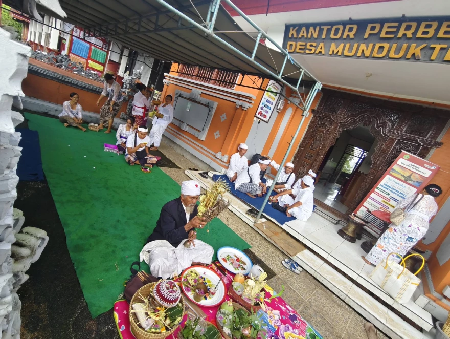 Hari Piodalan Kantor Desa Berlangsung Khidmat dan Lancar
