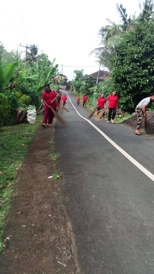 Kegiatan Sapu Bersih PKK Desa Munduktemu